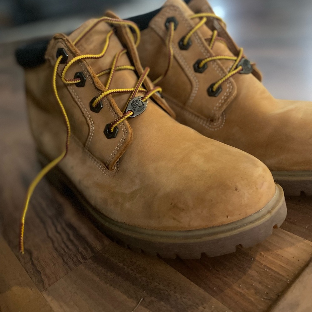 Size 8.5 womens Timberland boots, like new.